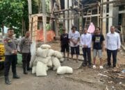 Polsek Rasanae Barat Wujudkan Kepedulian dengan Memberikan Bantuan Semen di Masjid Al Ikhlas