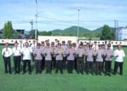 Kapolres Sumbawa Barat berikan penghargaan anggota berprestasi