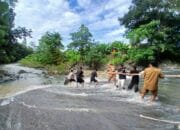 Polsek Sekongkang  Evakuasi Motor Hanyut Milik Pemancing di derasnya aliran sungai