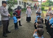 Bhabinkamtibmas Desa Kemuning perkenalkan Polisi Sahabat Anak kepada murid TK IT Babussalam Desa Kemuning