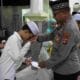 Berkah Nisfu Sya'ban, Propam Polres Lombok Barat Santuni Anak Yatim di Masjid Alittihad