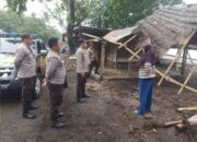 Polsek Kayangan Bersama Warga Bergotong Royong Bersihkan Sisa Puing Akibat Cuaca Ekstrem