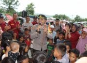 Polres Bima Kota Berikan Trauma Healing kepada Warga Terdampak Banjir di Desa Nanga Wera