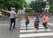 Satlantas Polres Bima Kota Aru Gatur Pagi Sambil Bantu Anak Sekolah Menyebrang Jalan