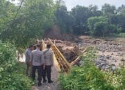 Jembatan Penghubung Antar Desa Putus Diterjang Banjir