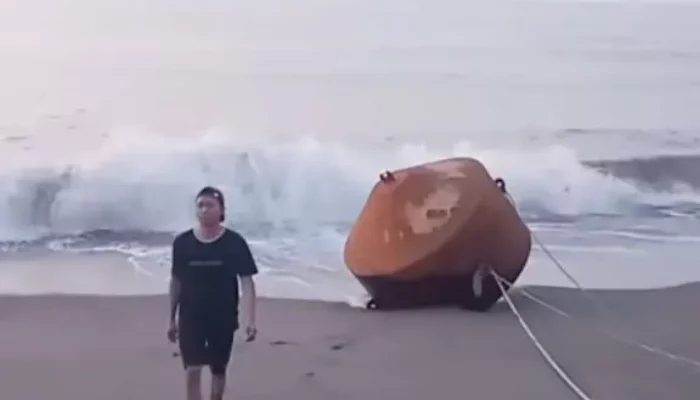 Pelampung Milik PLN Jeranjang Ditemukan di Pantai Serfiq, Desa Lembar Induk