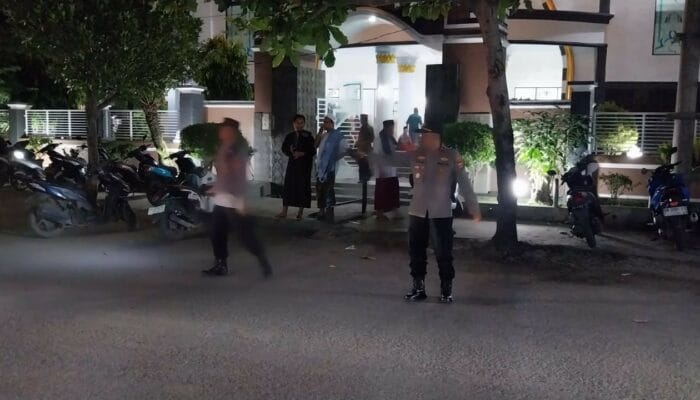 Polsek Labuapi Kawal Salat Tarawih, Jemaah Merasa Aman