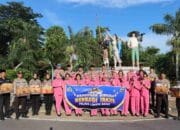 Kapolres Lombok Barat Turun ke Jalan, Bagikan Takjil di Gerung