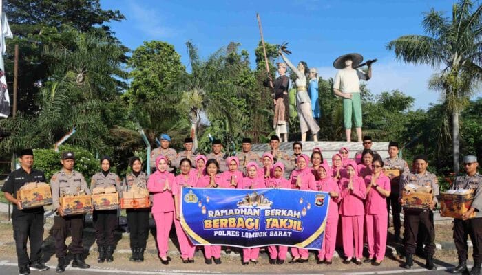 Kapolres Lombok Barat Turun ke Jalan, Bagikan Takjil di Gerung