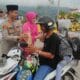Ramadan Penuh Berkah, Polsek Lembar Bagi Takjil ke Penumpang