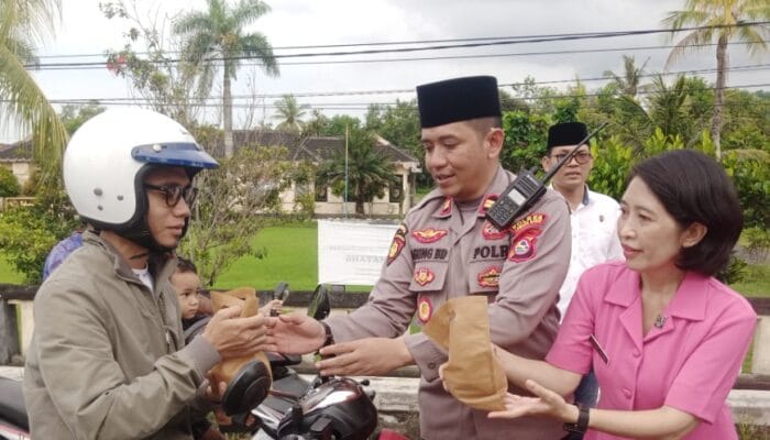 Polsek Gerung Berbagi Berkah Takjil Dan Memperkuat Hubungan Dengan Masyarakat