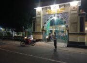 Polisi Jaga Ketertiban Tarawih di Sekotong, Warga Apresiasi