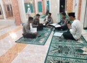 Kompak! Polisi dan Warga Sekotong Laksanakan Tarawih dan Tadarusan Bareng