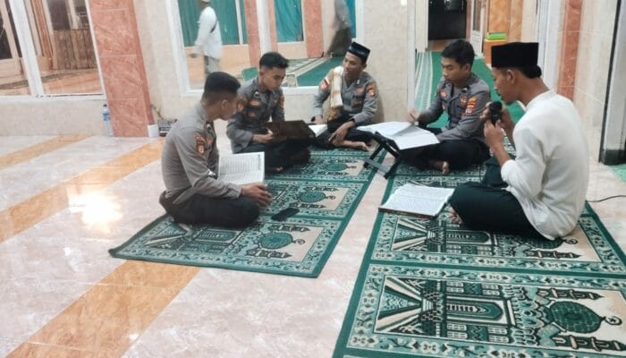 Kompak! Polisi dan Warga Sekotong Laksanakan Tarawih dan Tadarusan Bareng