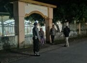 Kelancaran Tarawih di Kuripan: Polisi Atur Lalu Lintas dan Jaga Keamanan