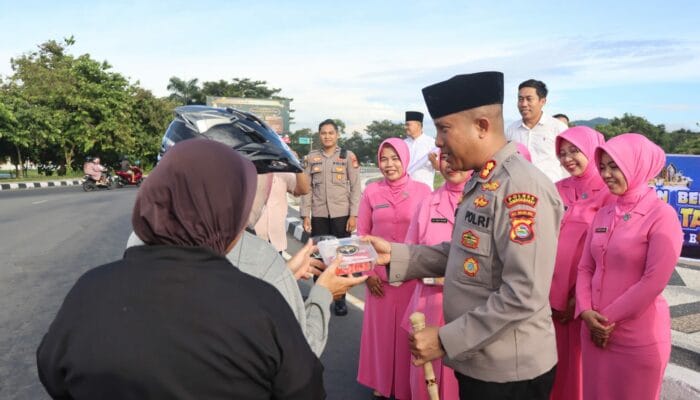 Bakti Polres Lombok Barat: Berbagi Ta’jil, Pererat Silaturahmi