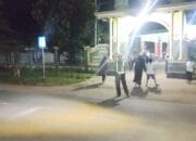 Khusyuk Beribadah, Polisi Siaga Kawal Tarawih di Sekotong