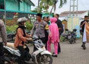 Kapolres Bima Kota dan Bhayangkari Bagikan Takjil Jelang Buka Puasa