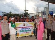Kapolres Bima Kota dan Ketua Bhayangkari Berbagi Takjil serta Buka Puasa Bersama Porter di Pelabuhan Laut Bima