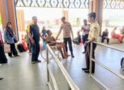 Polsek Kawasan Pelabuhan Laut Bima Laksanakan Pengamanan Kapal KM. Tilong Kabila Saat Embarkasi dan Debarkasi di Pelabuhan Bima