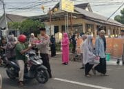 Polri untuk Masyarakat, Polsek Rastim Berbagi Paket Takjil kepada Pengendara