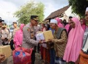 Ramadhan Berbagi, Kapolres Bima Kota Bagikan Baksos dan Bakti Kesehatan kepada Lansia di Wera