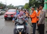 Kapolres Bima Kota Bersama Mahasiswa UMBO dan Bhayangkari Bagikan Takjil Kepada Masyarakat