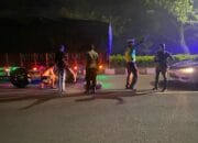 Sigap! Polisi Lombok Barat Bantu Pengendara Truk Pecah Ban Saat Patroli