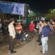 Polsek Kediri Intensifkan Patroli Malam, Sampaikan Himbauan Kamtibmas Langsung ke Warga Lelede