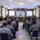 Lombok Barat, NTB – Tim dari Pusat Penelitian dan Pengembangan (Puslitbang) Kepolisian Republik Indonesia (Polri) menggelar penelitian penting di Polda Nusa Tenggara Barat (NTB) pada hari Selasa (29/4/2025). Kegiatan yang berfokus pada peningkatan profesionalitas anggota Polri serta mitigasi potensi pelanggaran etik ini dilaksanakan di Mapolres Lombok Barat. Melibatkan personel dari Polres Lombok Barat dan Polres Lombok Utara. Kegiatan ini dihadiri oleh sejumlah pejabat utama dari kedua Polres serta perwakilan anggota. Ketua Tim Puslitbang Polri, Kombes Pol A. Widihandoko, S.H., M.H., memimpin langsung jalannya penelitian. Turut hadir Wakapolres Lombok Barat, Kompol Kadek Metria, S.Sos., S.H., M.H., dan Wakapolres Lombok Utara, Kompol Adhika Ginanjar W., S.E., M.Si., beserta tim dari Puslitbang Polri. Sambutan Hangat dan Harapan Peningkatan Kualitas SDM Mengawali kegiatan, Kapolres Lombok Barat, Polda NTB, AKBP Yasmara Harahap, S.I.K., melalui Wakapolres Lombok Barat, Kompol Kadek Metria, menyoroti jumlah personel di wilayah hukumnya. "Kami berharap dengan adanya penelitian ini, akan ada masukan yang konstruktif bagi pimpinan dalam mengambil kebijakan terkait peningkatan profesionalitas dan pengembangan personel," ujar Kompol Kadek Metria dalam sambutannya. Mitigasi Etik Ketua Tim Puslitbang Polri, Kombes Pol A. Widihandoko, dalam paparannya menyampaikan latar belakang dilaksanakannya penelitian ini. Menyoroti maraknya pelanggaran kode etik yang dilakukan oleh oknum anggota Polri, yang berdampak signifikan terhadap citra institusi di mata masyarakat. "Pelanggaran etik ini menjadi landasan bagi kami untuk melaksanakan kegiatan mitigasi etik. Tujuannya adalah untuk mengidentifikasi akar permasalahan, mengurangi risiko terjadinya pelanggaran di masa depan, serta meningkatkan profesionalisme seluruh anggota Polri," tegas Kombes Pol A. Widihandoko. Menambahkan bahwa hasil dari penelitian ini akan menjadi bahan masukan penting bagi pimpinan Polri dalam merumuskan langkah-langkah kebijakan yang lebih efektif. Diskusi Mendalam dan Pengumpulan Data Setelah sesi paparan, kegiatan dilanjutkan dengan sesi Focus Group Discussion (FGD) dan wawancara yang dipandu oleh AKBP Ade Chadidjah, S.Sos., dan Konsultan dari Badan Riset dan Inovasi Nasional (BRIN), Dini Dwi Kusumaningrum, S.Sos., M.Si. Sesi ini bertujuan untuk menggali perspektif dan pengalaman langsung dari para personel terkait profesionalitas dan tantangan etika yang mereka hadapi dalam bertugas. Selain itu, para Pejabat Utama (PJU) dari Polres Lombok Barat dan Lombok Utara serta perwakilan personel juga mengisi kuesioner yang telah disiapkan oleh tim Puslitbang Polri. Pengumpulan data melalui FGD, wawancara, dan kuesioner ini diharapkan dapat memberikan gambaran yang komprehensif mengenai kondisi profesionalitas dan potensi risiko etik di lingkungan Polda NTB, khususnya di wilayah Lombok Barat dan Lombok Utara. Kegiatan penelitian ini diakhiri dengan sesi penutup dan foto bersama sebagai bentuk dokumentasi. Langkah selanjutnya adalah Tim Puslitbang Polri akan menganalisis data yang terkumpul untuk kemudian merumuskan rekomendasi yang akan disampaikan kepada pimpinan Polri. Diharapkan, hasil penelitian ini dapat menjadi landasan penting dalam upaya berkelanjutan untuk meningkatkan profesionalitas dan integritas seluruh anggota Polri. Serta meminimalisir terjadinya pelanggaran etik demi terwujudnya Polri yang semakin dipercaya dan dicintai masyarakat.