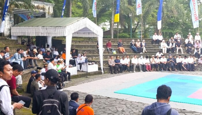 Lombok Barat Lestarikan Budaya Lewat Peresean HUT ke-67