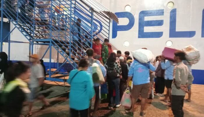 Polsek Kawasan Pelabuhan Laut Bima Amankan Proses Embarkasi dan Debarkasi Penumpang Kapal KM. AWU di Pelabuhan Bima