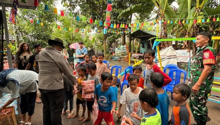 Bersama Mahasiswa Belanda, Polri Hadir di Peresmian Taman Bermain Anak