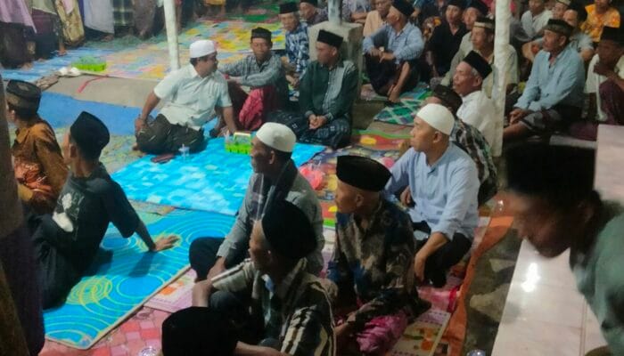 Calon Jamaah Haji Asal Lembar, Sainah bin Munasim bersama istri, Akhiri Ziarah dengan Tradisi Salam-Salaman Bersama Warga