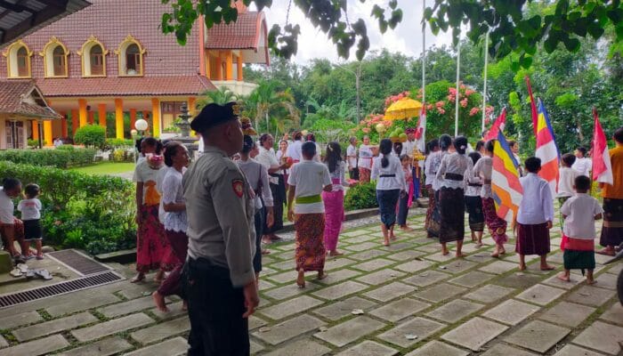 Pengambilan Air Suci Waisak di Kemalik Tendaun Berjalan Aman