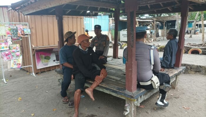 Polsek Lembar Ciptakan Kamtibmas Kondusif Melalui Patroli Dialogis