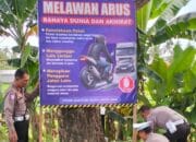 Polres Lombok Barat Terapkan Langkah Preventif dengan Pemasangan Spanduk Keselamatan Lalu Lintas