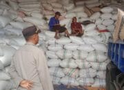 Sat Binmas Polres Bima Kota Himbau Pengatur Lalu Lintas di Depan Gudang Pelabuhan Bima Atur Keluar Masuk Truk agar Tak Ganggu Jalan Umum