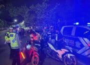 Polres Bima Kota Gelar KRYD untuk Antisipasi Gangguan Kamtibmas  Kota Bima, NTB (11 Mei 2025)  Untuk menjaga stabilitas keamanan dan ketertiban masyarakat (Kamtibmas), Kepolisian Resor Bima Kota menggelar Kegiatan Rutin Yang Ditingkatkan (KRYD) pada Sabtu malam, 10 Mei 2025, mulai pukul 21.30 WITA.  Kapolres Bima Kota AKBP Didik Putra Kuncoro, S.I.K., M.Si., melalui Kasi Humas Ipda Baiq Fitria Ningsih, menyampaikan bahwa kegiatan KRYD tersebut dipimpin langsung oleh Kabag Ren Polres Bima Kota, AKP H. Syamsuddin, dengan melibatkan personel gabungan dari berbagai satuan. Operasi ini difokuskan untuk mengantisipasi potensi gangguan Kamtibmas, khususnya pada malam akhir pekan yang rawan terjadi pelanggaran hukum.  Kegiatan diawali dengan patroli secara mobiling ke sejumlah titik rawan. Pada pukul 21.37 WITA, personel gabungan tiba di perbatasan Kota Bima dan melakukan pemeriksaan terhadap kendaraan roda dua (R2) maupun roda empat (R4) yang melintas masuk ke wilayah kota. Pemeriksaan tersebut menyasar barang-barang terlarang seperti senjata tajam (sajam), minuman keras, senjata api, hingga narkotika.  Tak hanya melakukan pemeriksaan, petugas juga menyampaikan imbauan secara humanis kepada masyarakat, baik warga Kota Bima maupun pengunjung dari Kabupaten Bima, agar bersama-sama menjaga kondusivitas wilayah.  AKP H. Syamsuddin menekankan pentingnya sikap humanis dalam pelaksanaan tugas. “Personel diimbau untuk mengedepankan tindakan yang persuasif dan menghindari hal-hal kontra produktif yang dapat memicu perdebatan. Selain itu, penerapan sistem body system sangat penting demi keselamatan personel di lapangan,” ujarnya.  Selain pemeriksaan di perbatasan, kegiatan KRYD juga dilanjutkan dengan patroli ke sejumlah wilayah yang dianggap rawan, serta memberikan edukasi dan pesan-pesan Kamtibmas kepada masyarakat yang masih beraktivitas pada malam hari.  Melalui kegiatan ini, Polres Bima Kota berharap terciptanya rasa aman dan nyaman di tengah masyarakat, serta mencegah secara dini berbagai bentuk potensi gangguan Kamtibmas di wilayah hukumnya.