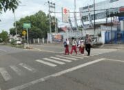 Sat Lantas Polres Bima Kota Laksanakan Rawan Pagi, Bantu Anak Sekolah dan Pejalan Kaki Menyeberang Jalan