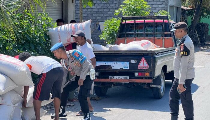Cegah Hoaks, Polisi Edukasi Warga Lombok Barat Saat Patroli