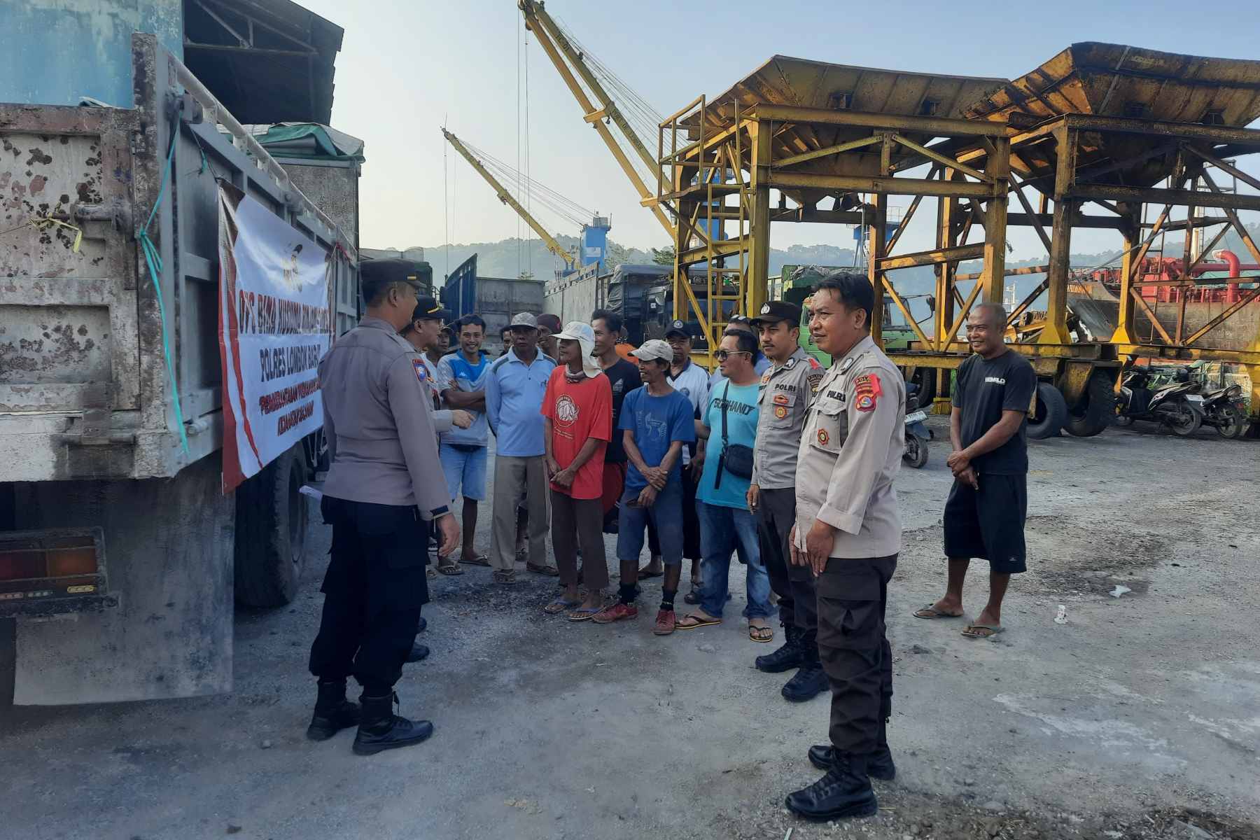 Polisi Ajak Sopir Jaga Keamanan Pelabuhan Lembar