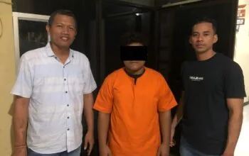 Didampingi Ibu, Terduga Pencuri Ponsel Serahkan Diri ke Polres Lombok Barat