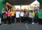 Ribuan Warga Ikut Jalan Sehat Dalam Rangka Menyambut Hari Bhayangkara ke 79 di Polres Sumbawa