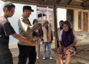 Polsek Lembar Salurkan Bantuan Disabilitas dan Lansia di Dusun Jakem
