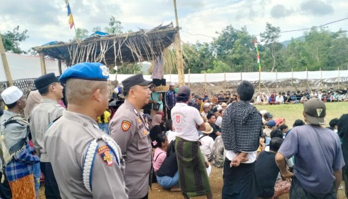 Peresean Mareje Timur Berlangsung Kondusif Berkat Pengamanan Polsek Lembar