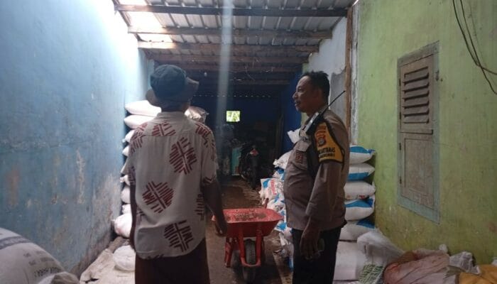 Bhabinkamtibmas Merembu Awasi Pupuk Subsidi dan Dorong Ketahanan Pangan