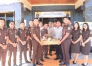Sinergitas Apik, Kapolres Sumbawa Barat Terima Tumpeng Istimewa dari Kepala Kejaksaan Negeri di Hari Bhayangkara ke-79