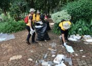 Polisi Bersihkan Sampah Usai Upacara HUT Bhayangkara ke-79 di Monas