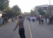 Bhabinkamtibmas Polsek Donggo Laksanakan Pengamanan Pawai Ta’aruf Pembukaan MTQ Tingkat Desa Rora